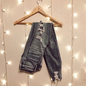 Ripped blue jeans high wasted